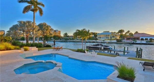 the pool at the Kon Tiki rental